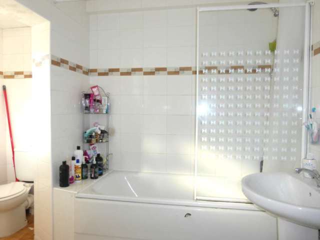  Image of 2 bedroom Flat to rent in Bushey Hall Road Bushey WD23 at Bushey Hall Road  Bushey, WD23 2EE