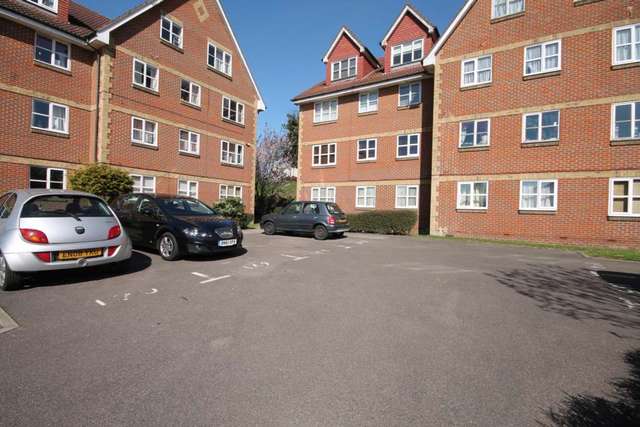  Image of 2 bedroom Flat for sale in Canada Road Erith DA8 at Canada Road  Erith, DA8 2HE