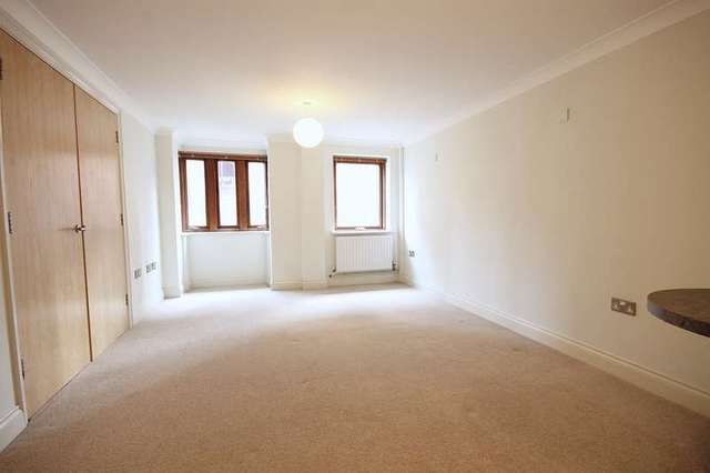  Image of 1 bedroom Flat to rent in Cantelupe Road East Grinstead RH19 at East Grinstead West Sussex, RH19 3BH