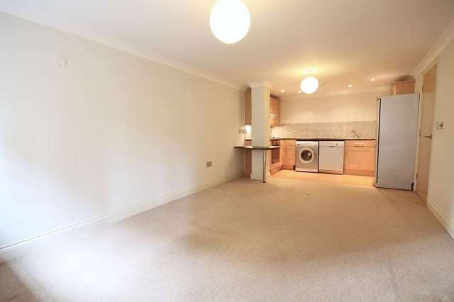  Image of 1 bedroom Flat to rent in Cantelupe Road East Grinstead RH19 at East Grinstead West Sussex, RH19 3BH