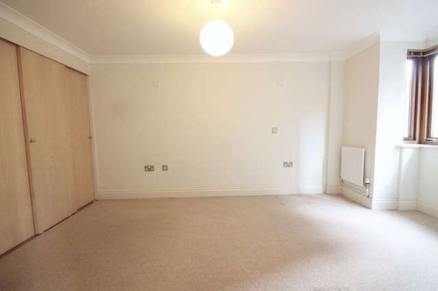  Image of 1 bedroom Flat to rent in Cantelupe Road East Grinstead RH19 at East Grinstead West Sussex, RH19 3BH