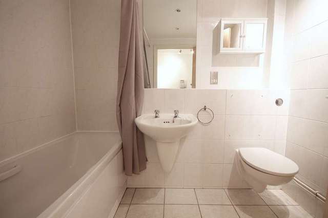  Image of 1 bedroom Flat to rent in Cantelupe Road East Grinstead RH19 at East Grinstead West Sussex, RH19 3BH