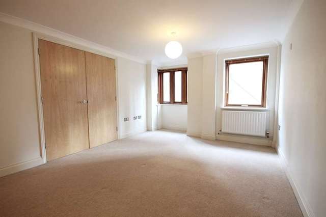  Image of 1 bedroom Flat to rent in Cantelupe Road East Grinstead RH19 at East Grinstead West Sussex, RH19 3BH