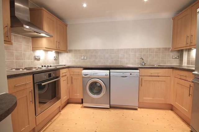  Image of 1 bedroom Flat to rent in Cantelupe Road East Grinstead RH19 at East Grinstead West Sussex, RH19 3BH