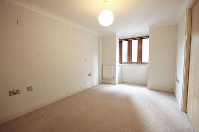  Image of 1 bedroom Flat to rent in Cantelupe Road East Grinstead RH19 at East Grinstead West Sussex, RH19 3BH