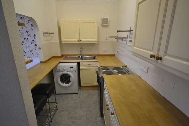  Image of 1 bedroom Flat to rent in Cantelupe Road Bexhill-on-Sea TN40 at Bexhill On Sea, TN40 1JG