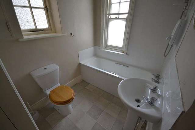 Image of 1 bedroom Flat to rent in Cantelupe Road Bexhill-on-Sea TN40 at Bexhill On Sea, TN40 1JG
