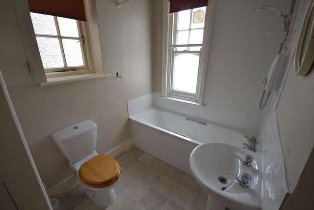  Image of 1 bedroom Flat to rent in Cantelupe Road Bexhill-on-Sea TN40 at Bexhill On Sea, TN40 1JG