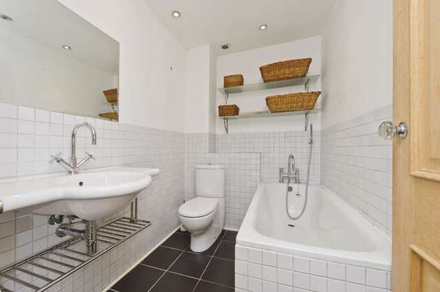  Image of 1 bedroom Flat for sale in Castelnau London SW13 at Castelnau  London, SW13 9EL