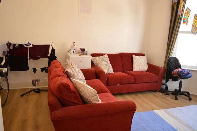  Image of 3 bedroom Flat to rent in Cavendish Road London N4 at Cavendish Road  London, N4 1RT