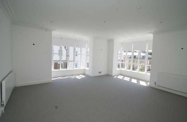 Image of 3 bedroom Apartment to rent in Chantry Square London W8 at Chantry Square Kensington London, W8 5UL