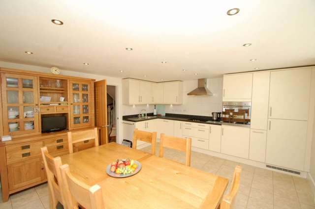  Image of 3 bedroom Detached house for sale in Lower Icknield Way Chinnor OX39 at Lower Icknield Way  Chinnor, OX39 4DZ