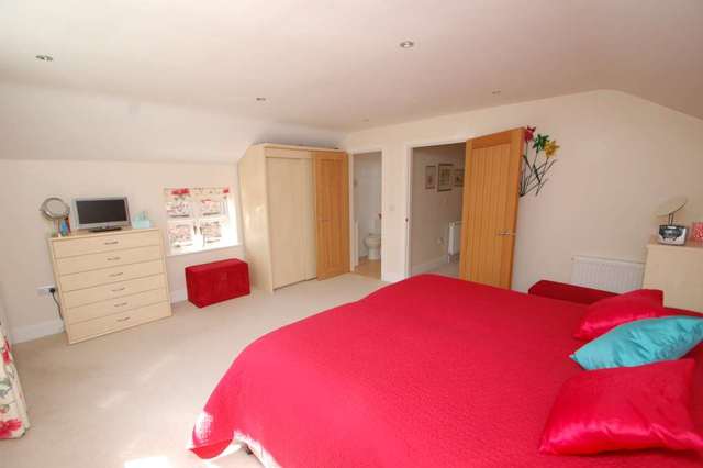  Image of 3 bedroom Detached house for sale in Lower Icknield Way Chinnor OX39 at Lower Icknield Way  Chinnor, OX39 4DZ