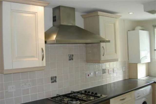  Image of 2 bedroom Flat to rent in Newlands Road Christchurch BH23 at Christchurch, BH23 3QB