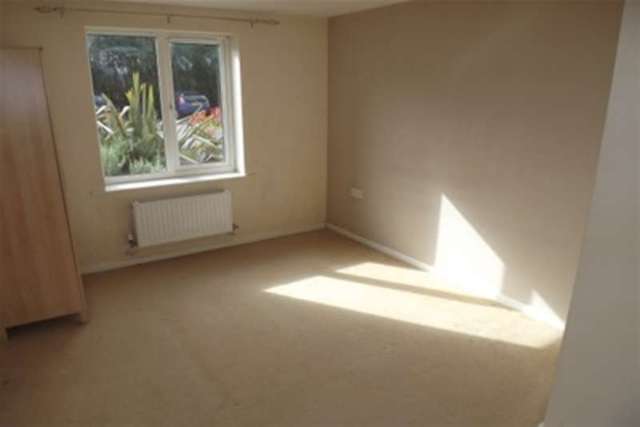  Image of 2 bedroom Flat to rent in Newlands Road Christchurch BH23 at Christchurch, BH23 3QB