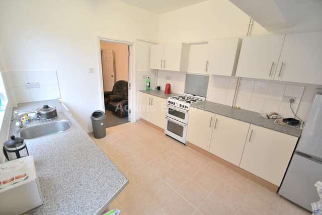  Image of 1 bedroom House Share to rent in College Road Earley Reading RG6 at College Road  Reading, RG6 1QB