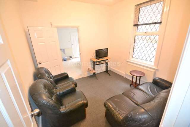  Image of 1 bedroom House Share to rent in College Road Earley Reading RG6 at College Road  Reading, RG6 1QB