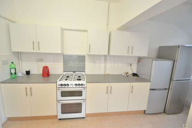  Image of 1 bedroom House Share to rent in College Road Earley Reading RG6 at College Road  Reading, RG6 1QB