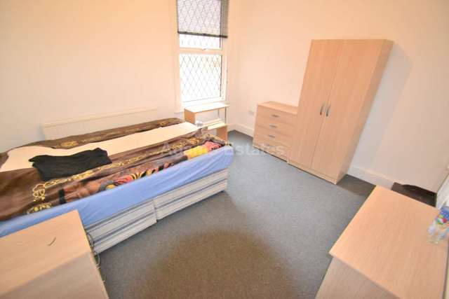  Image of 1 bedroom House Share to rent in College Road Earley Reading RG6 at College Road  Reading, RG6 1QB