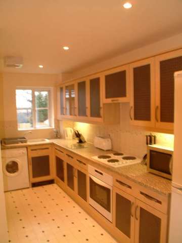  Image of 2 bedroom Apartment to rent in Tinsley Lane Crawley RH10 at Copthorne Court, Tinsley Lane Three Bridges Crawley, RH10 8AQ