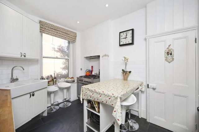  Image of 3 bedroom Flat to rent in Cremorne Road London SW10 at Cornwall Mansions  Cremorne Road, SW10 0PE