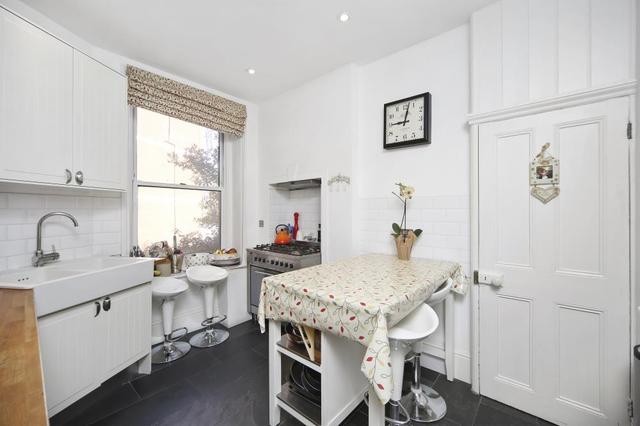  Image of 3 bedroom Flat to rent in Cremorne Road London SW10 at Cornwall Mansions  Cremorne Road, SW10 0PE