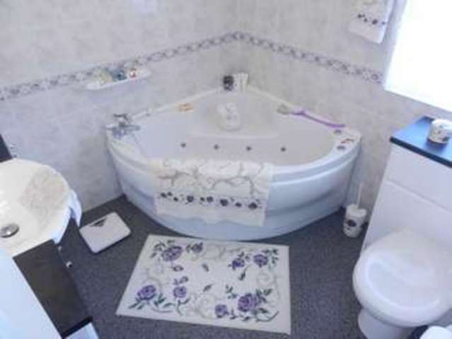  Image of 3 bedroom Property for sale in Country Choice Caravan Park Stratford Bridge Ripple Tewkesbury GL20 at Stratford Bridge Ripple Tewkesbury, GL20 6HD