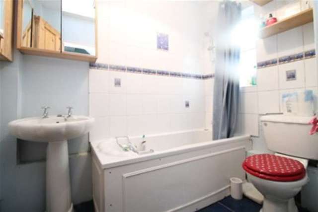  Image of 3 bedroom Detached house to rent in Crowley Crescent Waddon Croydon CR0 at Croydon, CR0 4EE