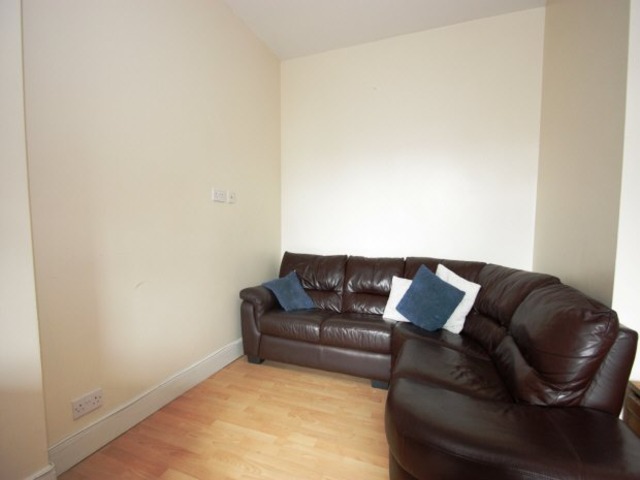  Image of 3 bedroom Flat to rent in Dalry Road Edinburgh EH11 at Edinburgh  Edinburgh, EH11 2AB