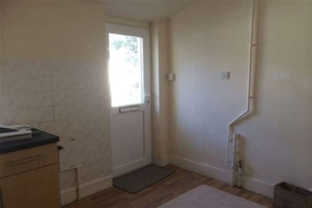  Image of 3 bedroom Flat to rent in Park Road Dawlish EX7 at Dawlish, EX7 9LQ