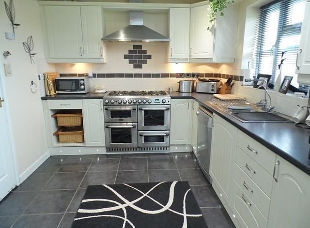  Image of 5 bedroom Detached house for sale in Derwent Close Horndean Waterlooville PO8 at Derwent Close Horndean Waterlooville, PO8 0DH