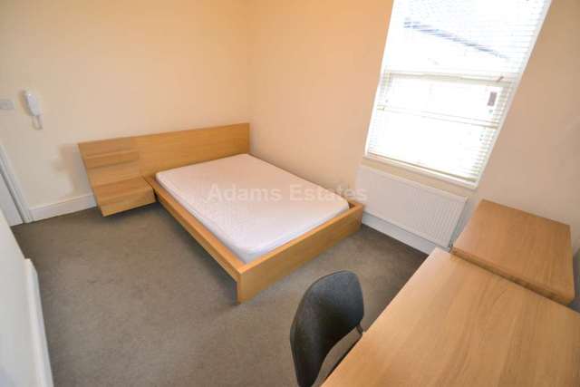  Image of 1 bedroom House Share to rent in Hamilton Road Earley Reading RG1 at Hamilton Road  Reading, RG1 5RD