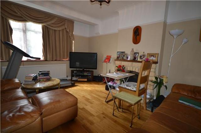  Image of 3 bedroom Semi-Detached house to rent in East Drive Carshalton SM5 at Carshalton, SM5 4PB