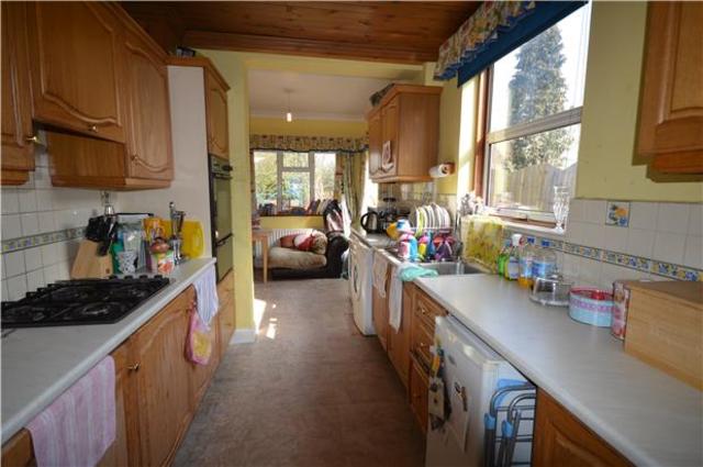  Image of 3 bedroom Semi-Detached house to rent in East Drive Carshalton SM5 at Carshalton, SM5 4PB