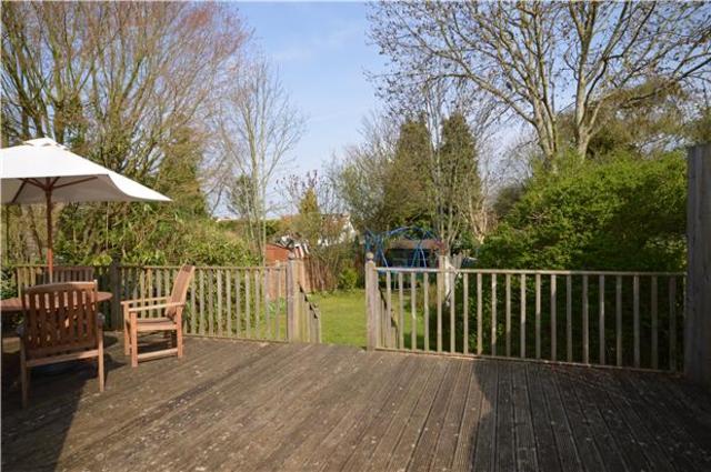  Image of 3 bedroom Semi-Detached house to rent in East Drive Carshalton SM5 at Carshalton, SM5 4PB