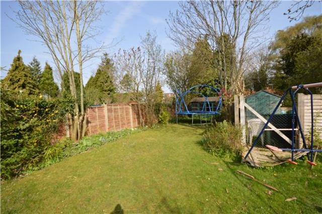  Image of 3 bedroom Semi-Detached house to rent in East Drive Carshalton SM5 at Carshalton, SM5 4PB