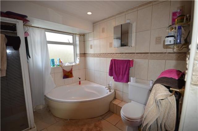  Image of 3 bedroom Semi-Detached house to rent in East Drive Carshalton SM5 at Carshalton, SM5 4PB
