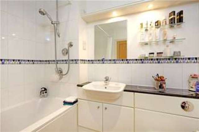  Image of 3 bedroom Flat for sale in East Parkside Warlingham CR6 at Greatpark Warlingham Chelsham, CR6 9QU