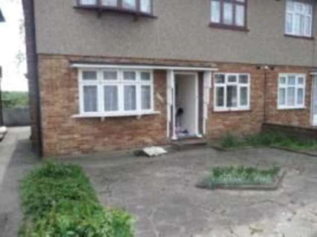  Image of 2 bedroom Cottage to rent in Eastern Avenue Ilford IG2 at Eastern Avenue Newbury Park Ilford, IG2 7SF
