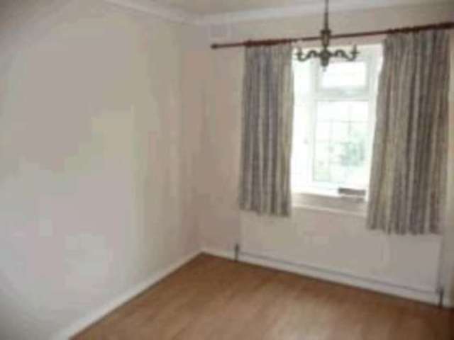  Image of 2 bedroom Cottage to rent in Eastern Avenue Ilford IG2 at Eastern Avenue Newbury Park Ilford, IG2 7SF