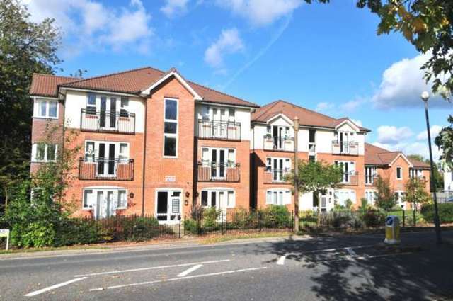  Image of 2 bedroom Apartment to rent in Three Bridges Road Crawley RH10 at Elmcroft Court Three Bridges Crawley, RH10 1JQ