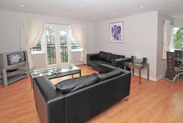  Image of 2 bedroom Apartment to rent in Three Bridges Road Crawley RH10 at Elmcroft Court Three Bridges Crawley, RH10 1JQ