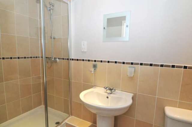  Image of 2 bedroom Apartment to rent in Three Bridges Road Crawley RH10 at Elmcroft Court Three Bridges Crawley, RH10 1JQ
