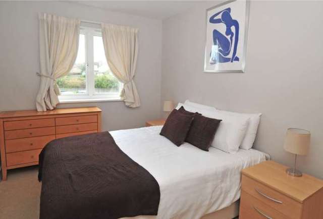  Image of 2 bedroom Apartment to rent in Three Bridges Road Crawley RH10 at Elmcroft Court Three Bridges Crawley, RH10 1JQ