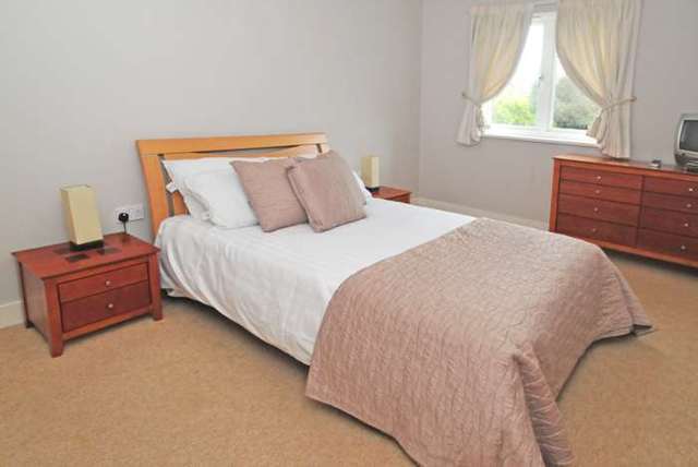  Image of 2 bedroom Apartment to rent in Three Bridges Road Crawley RH10 at Elmcroft Court Three Bridges Crawley, RH10 1JQ