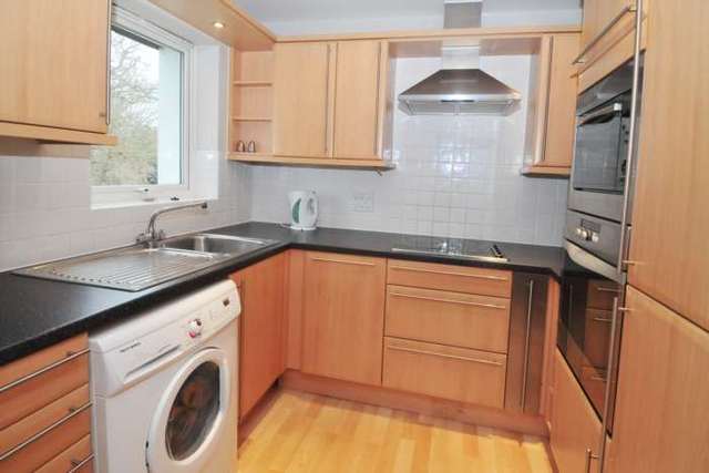  Image of 2 bedroom Apartment to rent in Three Bridges Road Crawley RH10 at Elmcroft Court Three Bridges Crawley, RH10 1JQ