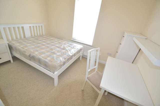  Image of 1 bedroom House Share to rent in Tilehurst Road Reading RG1 at Tilehurst Road  Reading, RG1 7TT