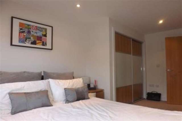  Image of 2 bedroom Flat to rent in Church Street Epsom KT17 at Epsom, KT17 4NR