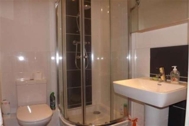  Image of 2 bedroom Flat to rent in Church Street Epsom KT17 at Epsom, KT17 4NR