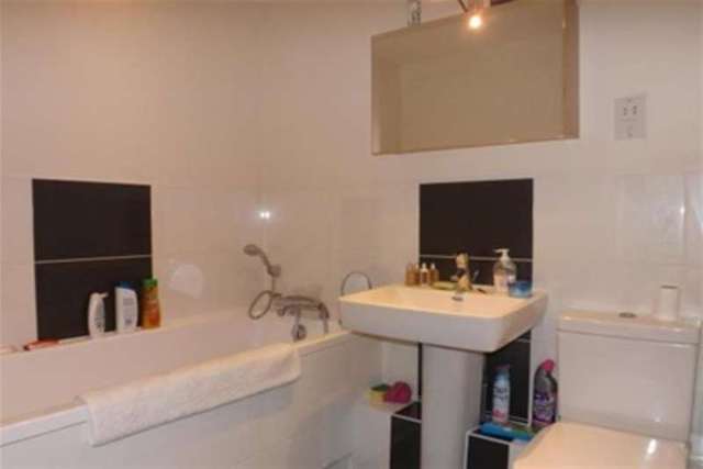  Image of 2 bedroom Flat to rent in Church Street Epsom KT17 at Epsom, KT17 4NR